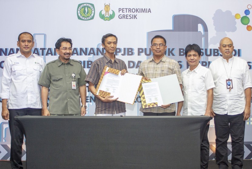 Kontrak Penyaluran Pupuk Bersubsidi: Dirjen Prasarana dan Sarana Pertanian Kementerian Pertanian RI Sarwo Edhy (kedua kiri) didampingi Dirut Pupuk Indonesia Aas Asikin Idat (kedua kanan), Dirut Petrokimia Gresik Rahmad Pribadi (kiri), Dirut Pupuk Kujang Nugraha Budi Eka Irianto (kanan) berfoto bersama perwakilan distributor dan Kios Jawa Barat saat menunjukan kontrak surat perjanjian jual beli penyaluran pupuk bersubsidi 2019 di Ballroom Hotel Harper, Bungursari, Purwakarta, Jawa Barat, Rabu (27/2/2019).