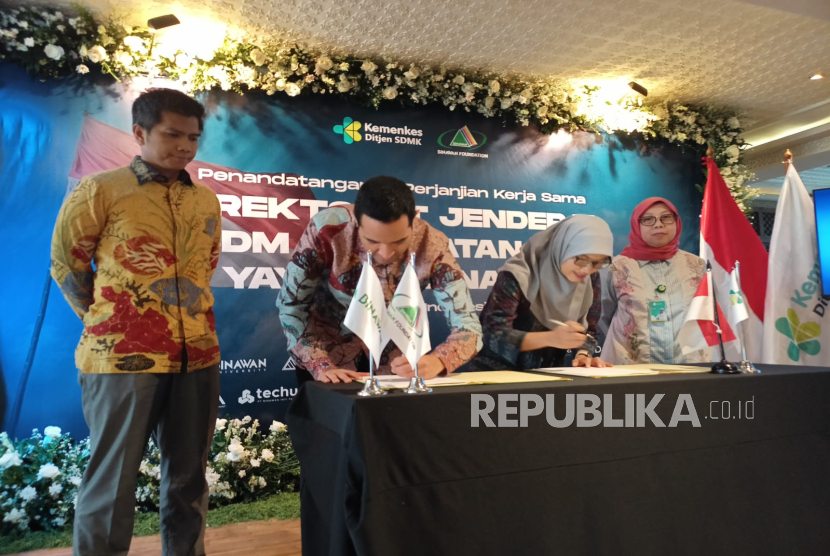 Dirjen SDM Kesehatan Kemenkes Yuli Farianti bersama Ketua Yayasan Binawan Said Saleh Alwaini meneken perjanjian kerja sama dalam pengiriman tenaga kesehatan keluar negeri di Jakarta Pusat, Rabu (13/2/2025).