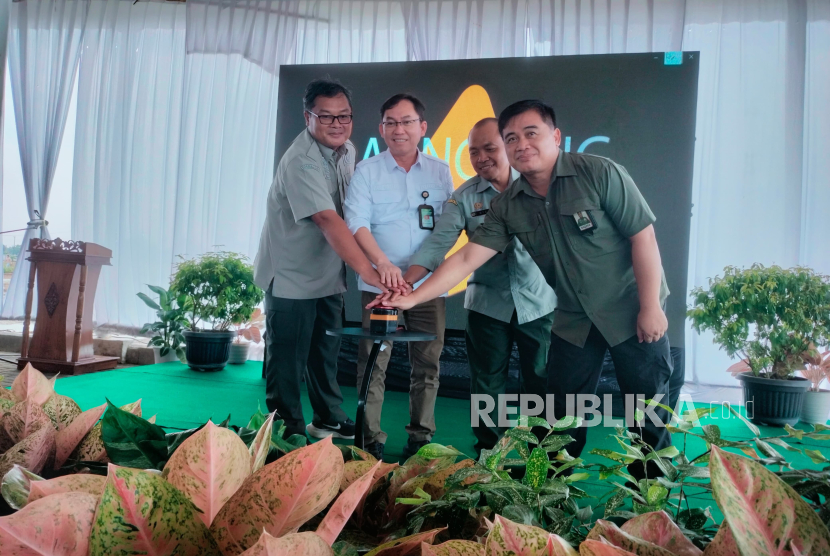 Dirjen Tanaman Pangan bersama Kepala Balai Besar Peramalan Organisme Pengganggu Tumbuhan (BBPOPT) Jatisari melaksanakan launching Aplikasi SIFORTUNA, Kamis (12/6/2025). 