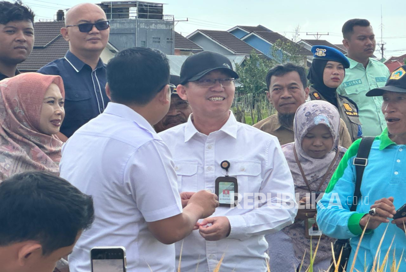 Dirjen Tanaman Pangan Yudi Sastro mendampingi Ketua, Pimpunan dan Anggota Komisi IV DPR RI Panen Padi di Kab. Agam Prov. Sumatra Barat. Tepatnya di Kec. IV Angkek Kabupaten Agam, Sumatra Barat, Sabtu (21/6/2025).