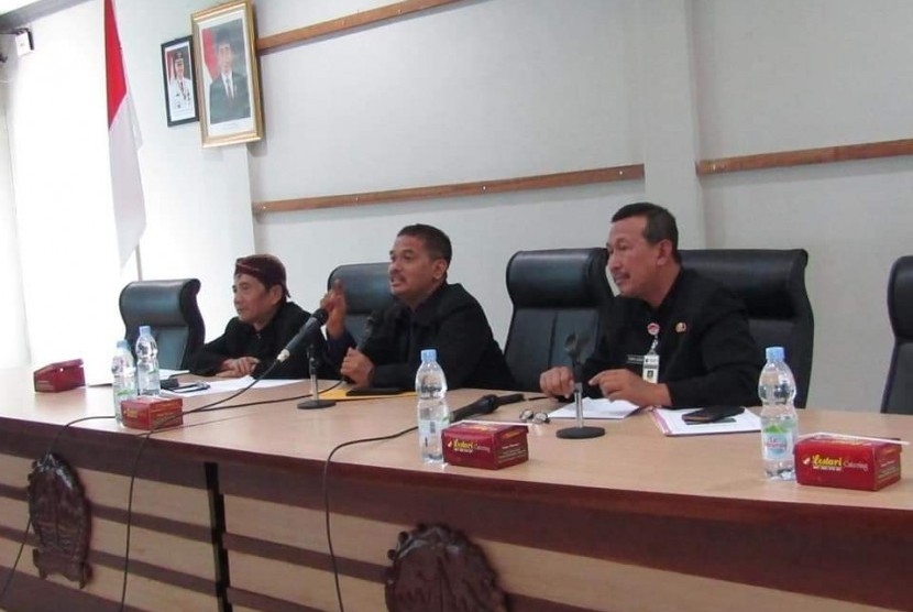 Dirjen Tanaman Pangan Suwandi (tengah) memimpin rapat