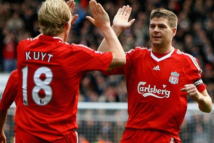 Dirk Kuyt dan Steven Gerrard.