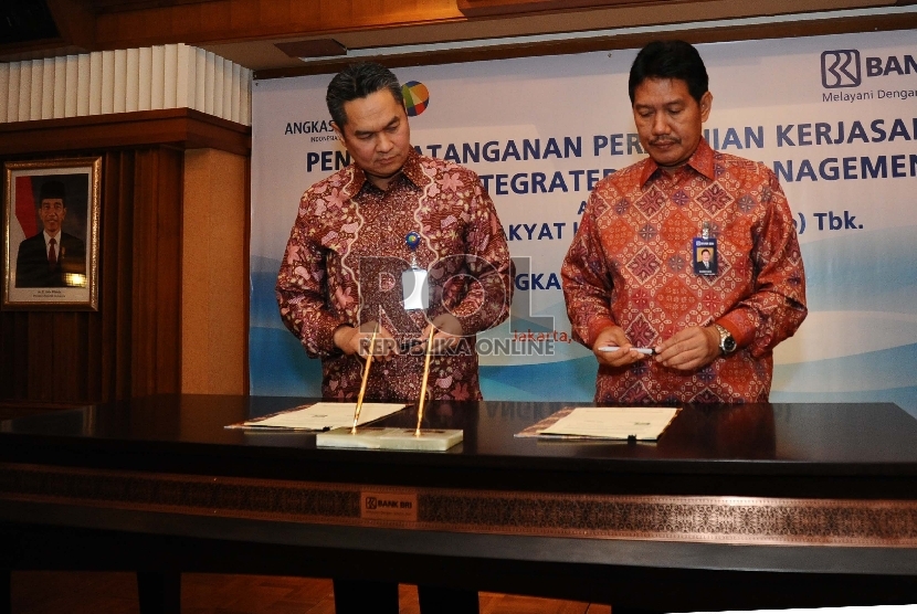 Dirkeu Angkasa Pura II Andra Y Agussalam (kiri), Dirkeu Bank BRI Kuswiyoto (kanan) saat melakukan penandatanganan kerjasama Integrated Cash Management di Jakarta, Jumat (18/12).