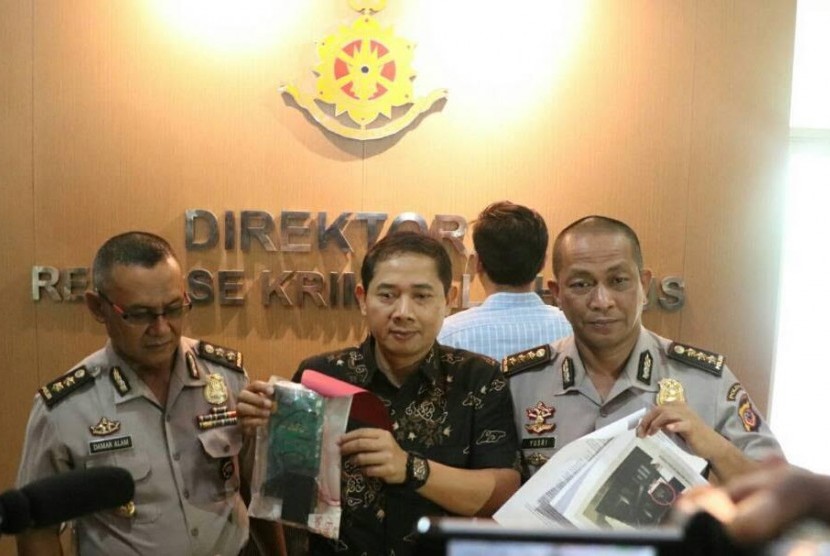 Dirkrimsus Polda Jabar , Kombes Pol Samudi, SiK MH (tengah) menunjukan alat yang digunakan pengusaha SPBU di Cianjur dan Sukabumi dalam praktik curang takaran BBM.