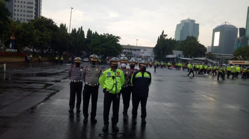 Dirlantas Polda Metro Jaya Kombes Pol Sambodo Purnomo Yugo memimpin apel persiapan pengamanan terkait cuti bersama dan libur panjang dalam rangka perayaan Maulid Nabi Muhammad SAW di Kompleks Mapolda Metro Jaya, Jakarta Selatan, Selasa (27/10).