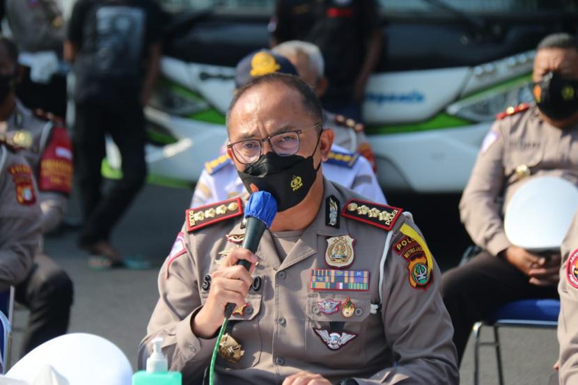 Direktorat Lalu Lintas Polda Metro Jaya menahan oknum polisi berinisial Aiptu PDH atas dugaan meminta sekarung bawang saat melakukan penilangan terhadap sopir truk. (Foto: Dirlantas Polda Metro Jaya Kombes Sambodo Purnomo Yogo)