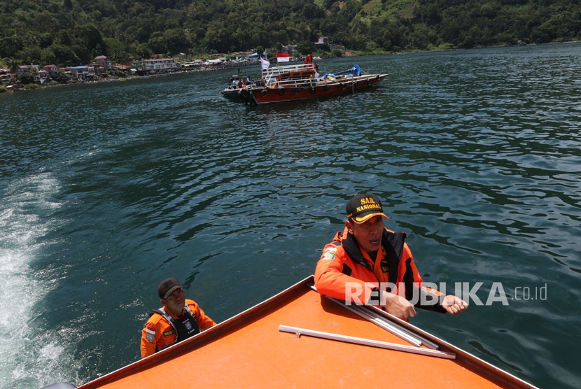 Dirops Basarnas Brigjen TNI (Mar) Bambang Suryo Aji (kanan) bersama tim SAR gabungan melakukan pencarian korban tenggelamnya KM Sinar Bangun di Danau Toba, Simalungun, Sumatera Utara, Jumat (22/6). 