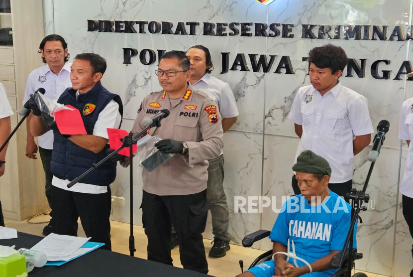 Dirreskrimum Polda Jawa Tengah (Jateng) Kombes Pol Dwi Subagio dan Kabid Humas Polda Jateng Kombes Pol Artanto menunjukkan barang bukti saat memberikan keterangan pers soal penangkapan tersangka I (63 tahun), Rabu (20/8/2025). I, yang mengaku sebagai dukun pengganda uang, membunuh pasangan suami istri berinisial MR dan NAT dengan cara diracun. 