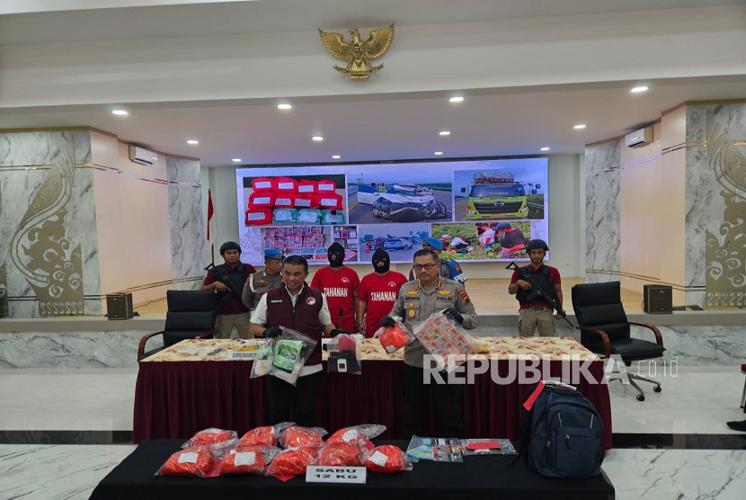 Dirresnarkoba Polda Jawa Tengah (Jateng) Kombes Pol Anwar Nasir dan Kabid Humas Polda Jateng Kombes Pol Irwan Anwar menggelar konferensi pers pengungkapan kasus peredaran narkoba seberat 12 kilogram di Mapolda Jateng, Kota Semarang, Jumat (21/2/2025).