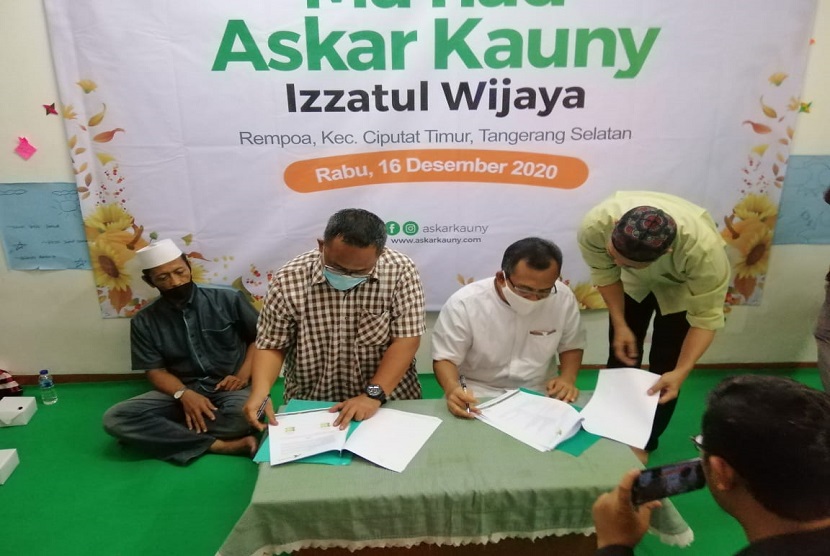 Dirut Askar Kauny Deny Ibnu Hajar (baju kotak-kotak) bersama Pembina mahad Izzatul Islam Tri Kiswandi (baju putih) menandatangani piagam peresmian mahad.