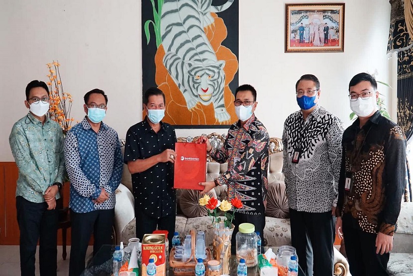 Dirut Bank Banten, Agus Syabarrudin memberikan cinderamata kepada Walikota Serang, Syafrudin