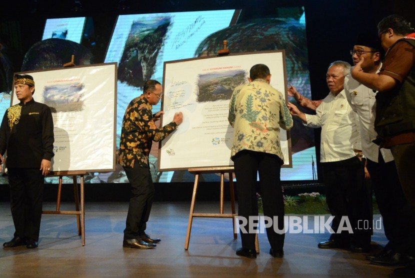 Dirut Bank BJB Agus Mulyana bersama pihak terkait lainnya menandatangani komitmen bersama gerakan Citarum Harum pada pameran Citarum Expo 2019, di Gedung Budaya Sabilulungan, Kabupaten Bandung, Selasa (19/2).