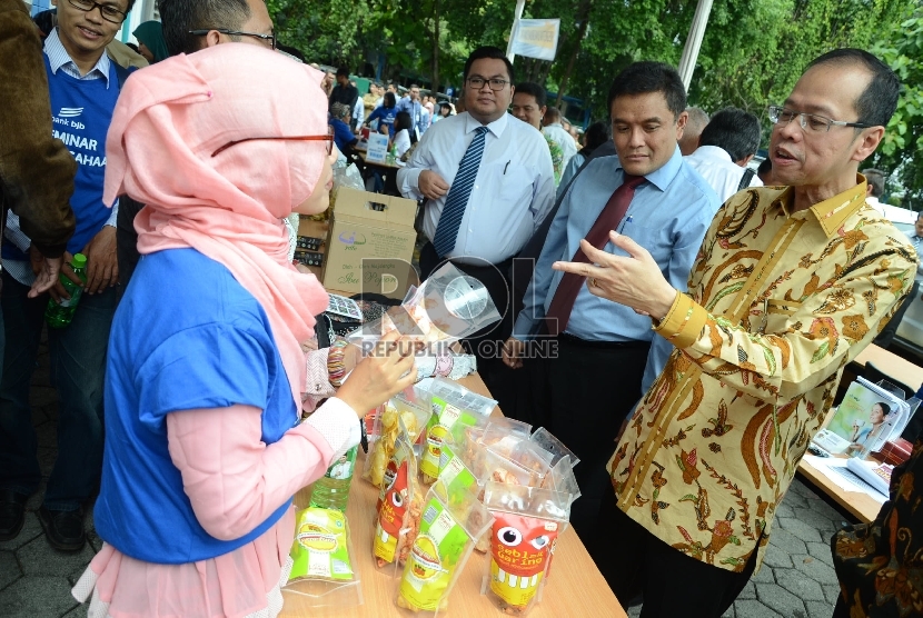  Dirut Bank BJB Ahmad Irfan (kanan), Asisten Daerah II Provinsi Jabar Yerry Yanuar (kedua kanan) meninjau stan pameran produk unggulan pada acara 'Seminar Kewirausahaan Debitur KCR dan Pelaku UMKM se-Bandung Raya' di Aula Bank BJB, Kota Bandung, Selasa (22