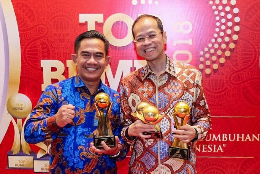 Dirut Bank BJB Ahmad Irfan (kanan) menerima penghargaan sebagai TOP CEO BUMD dalam ajang TOP BUMD di ballroom Balai Kartini, Jakarta, Kamis (3/5)