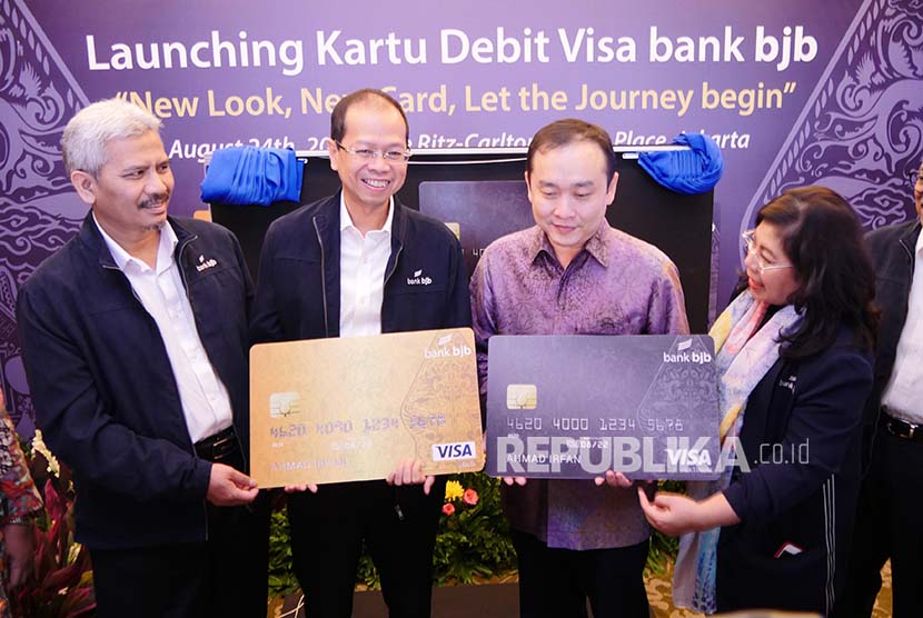 Dirut Bank BJB Ahmad Irfan (kedua dari kiri) dan Presdir PT Visa Worldwide Indonesa Harianto Gunawan (kedua dari kanan) berfoto bersama didampingi Komut Independen Bank BJB Klemi Subiantoro (kiri) dan Direktur Konsumen Bank BJB Fermiyanti (kanan)di Jakarta, Kamis (24/8). BJB dan Visa bekerjasama menerbitkan kartu ATM/Debit Visa Bank BJB yang memungkinkan nasabah Bank BJB menggunakan kartu ini di seluruh jaringan Visa. 