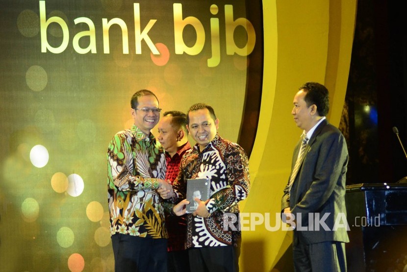 Dirut Bank BJB Ahmad Irfan (kiri) memberikan hadiah buku Ahmad Irfan 