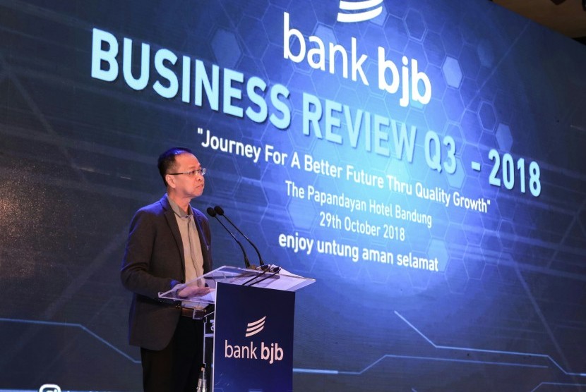 Dirut Bank BJB Ahmad Irfan menyampaikan kinerja korporasi dalam acara business review triwulan III-2018 di Bandung, Senin (29/10).   