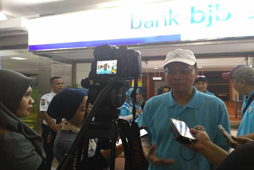  Dirut Bank BJB Ahmad Irfan menyampaikan penjelasan kepada wartawan usai kegiatan Family Fun Walking di Jakarta, Ahad (13/5).