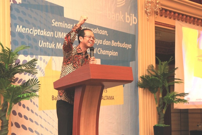 Dirut Bank BJB Ahmad Irfan menyampaikan sambutan dan motivasi kepada pelaku UMKM dalam seminar kewirausahaan di Pandeglang, Bandung, Kamis (26/11).