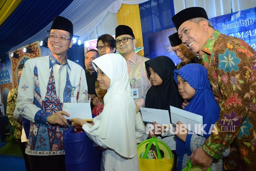 Dirut Bank BJB Ahmad Irfan secara simbolis memberikan santunan kepada 10.000 anak yatim pada acara 'BJB Berbagi Ramadhan Memberi' di Halaman Kantor Bank BJB, Jl Naripan Kota Bandung, Senin (20/6