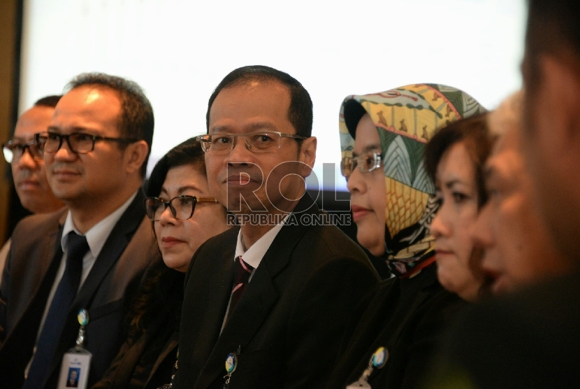 Dirut Bank BJB Ahmad Irfan (tengah) bersama jajaran direksi memberikan keterangan usai acara analyst meeting 1Q-2015 di Jakarta, Selasa (28/4).