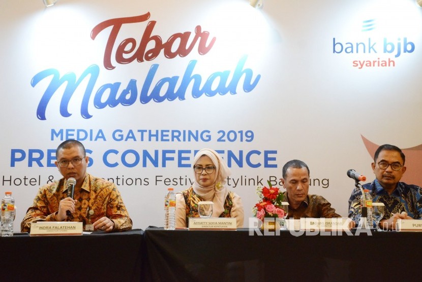 Dirut Bank BJB Syariah Indra Falatehan (kiri) menyampaikan pemaparannya pada acara Press Conference bertajuk Tebar Maslahah, di Kota Bandung, Kamis (23/1).