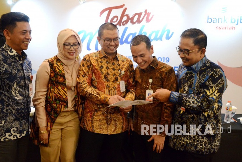 Dirut Bank BJB Syariah Indra Falatehan (tengah) berbincang dengan para direksi pada acara Press Conference bertajuk Tebar Maslahah, di Kota Bandung, Kamis (23/1).