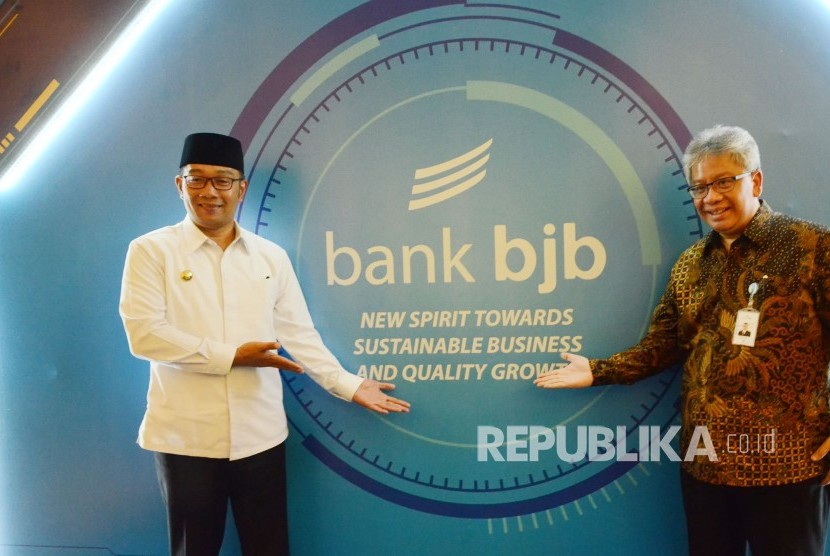 Dirut Bank BJB Yuddy Renaldi (kanan) berfoto bersama dengan Gubernur Jawa Barat Ridwan Kamil saat Business Review Semester I 2019 Bank BJB, di Kota Bandung, Rabu (7/8). 