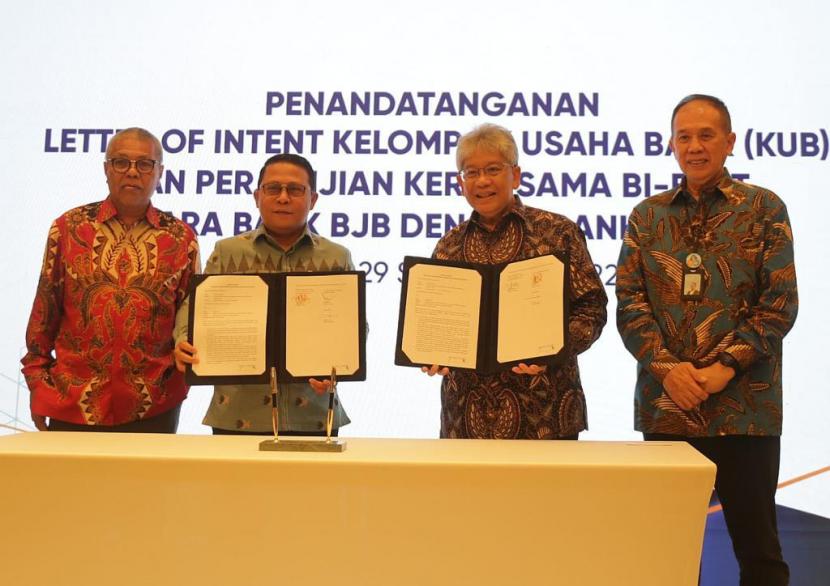 Dirut Bank BJB Yuddy Renaldi (kedua kanan) dan Dirut Bank Sultra Abdul Latief (kedua kiri) menunjukkan Letter of Intent (LOI) yang telah ditandatanganinya terkait kolaborasi KUB di Jakarta, Kamis (29/9). Penandatangan LOI itu disaksikan oleh Komisaris Utama Independen Bank BJB Farid Rahman (kanan) dan Komisaris Utama Bank Sultra Suhud (kiri).