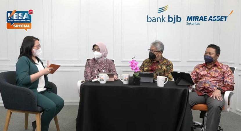 Dirut Bank BJB Yuddy Renaldi (kedua kanan), Direktur Keuangan Bank BJB Nia Kania (kedua kiri), dan Direktur Information Technology, Treasury and International Banking Bank BJB Rio Lanasier (kanan). PT Bank Pembangunan Daerah Jawa Barat dan Banten Tbk (BJBR) atau Bank BJB menyatakan hari pertama rights issue atau Hak Memesan Efek Terlebih Dahulu (HMETD) bank itu dalam pasar modal Indonesia berhasil menembus 75 persen dari target yang ditetapkan.