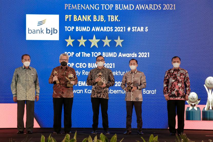 Dirut Bank BJB Yuddy Renaldi (kedua kiri) meraih penghargaan TOP BUMD Awards 2021 di Hotel Raffles Jakarta, Jumat (10/9).