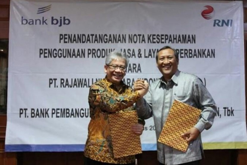   Dirut Bank BJB Yuddy Renaldi (kiri) dan Dirut PT RNI B Didik Prasetyo seusai menandatangani nota kerja sama terkait sinergi bisnis di Gedung PT RNI, Jakarta, Kamis (1/8).