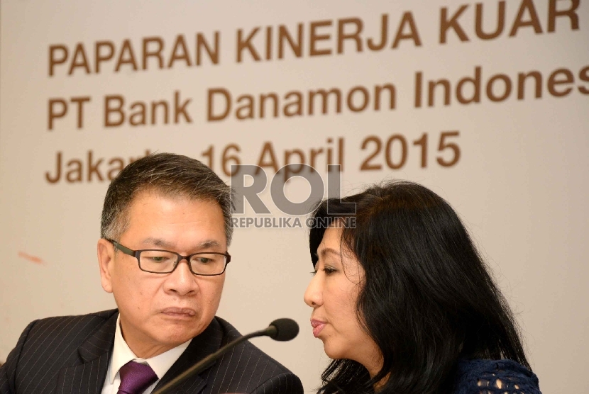 Dirut Bank Danamon Sng Seow Wah (kiri), dan Direktur Bank Danamon Vera Eve Lim saat Paparan Kinerja Kinerja Kuartal I Tahun 2015 PT. Bank Danamon Indonesia Tbk, Jakarta, Kamis (16/4).  (Republika/ Yasin Habibi).