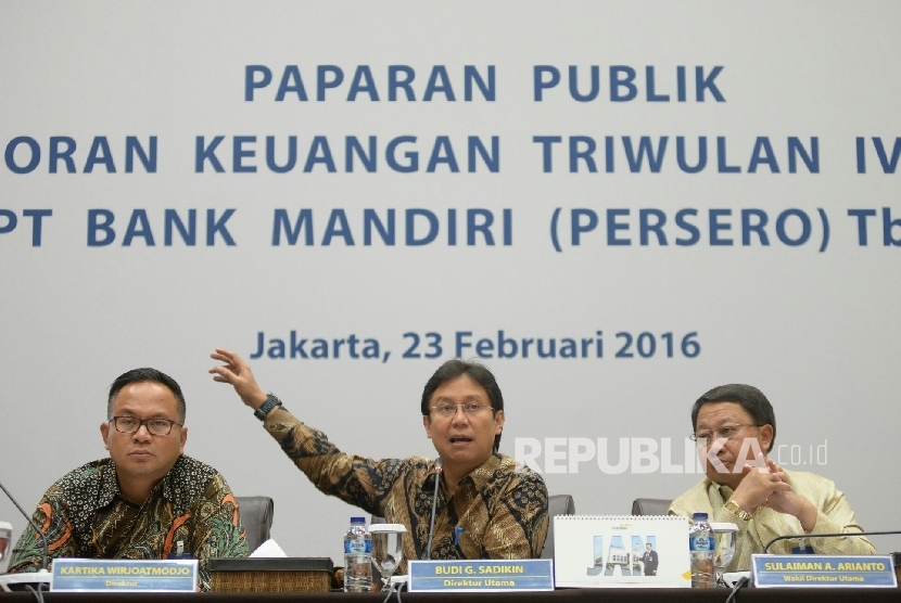 Dirut Bank Mandiri Budi G Sadikin bersama jajaran direksi saat menyampaikan paparan kinerja triwulan IV-2015 di Jakarta, Selasa (23/2).