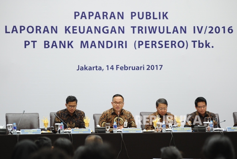 Dirut Bank Mandiri Kartika Wirjoatmodjo (kedua kiri), Direktur Finance and Treasury Bank Mandiri Pahala N Mansury, Wadirut Sulaiman A Arianto, Direktur Distributions Hery Gunardi (dari kiri) berbicara saat penyampaian paparan publik atas kinerja Bank Mandi