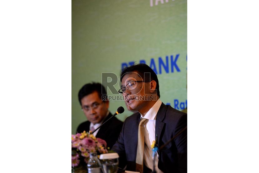 Dirut Bank Syariah Bukopin (BSB) Riyanto (kanan) bersama jajaran direksi memberikan keterangan usai mengikuti Rapat Umum Pemegang Saham Tahunan (RUSPT) Tahun Buku 2014 PT Bank Syariah Bukopin di Jakarta, Kamis (26/3). 