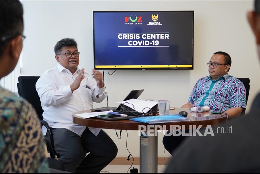 Dirut Baznas Arifin Purwakananta (kiri) dalam pertemuan membahas Crisis Center Covid19 di Jakarta, Senin (2/3). 