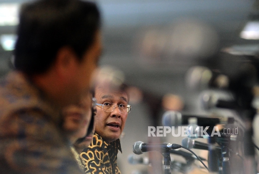  Dirut BNI Ahmad Baiquni (tengah) berbicara kepada media seusai Rapat Umum Pemegang Saham (RUPS) di Jakarta, Kamis (10/3).