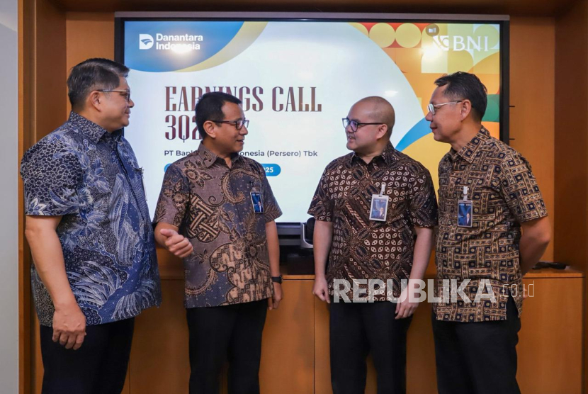 Dirut BNI Putrama Wahju Setyawan (kedua kiri) bersama jajaran direksi BNI usia melakukan Earning Call Q3 2025, Jumat (24/10/2025).