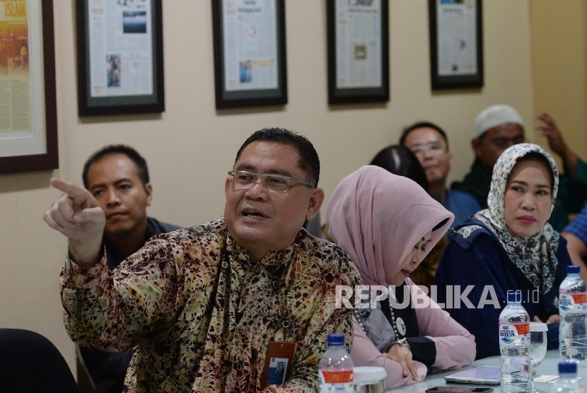  Plt Dirut BNI Syariah Abdullah Firman Wibowo (kanan), didampingi jajaran saat pertemuan di Kantor Republika, Jakarta, Jumat (8/9). 