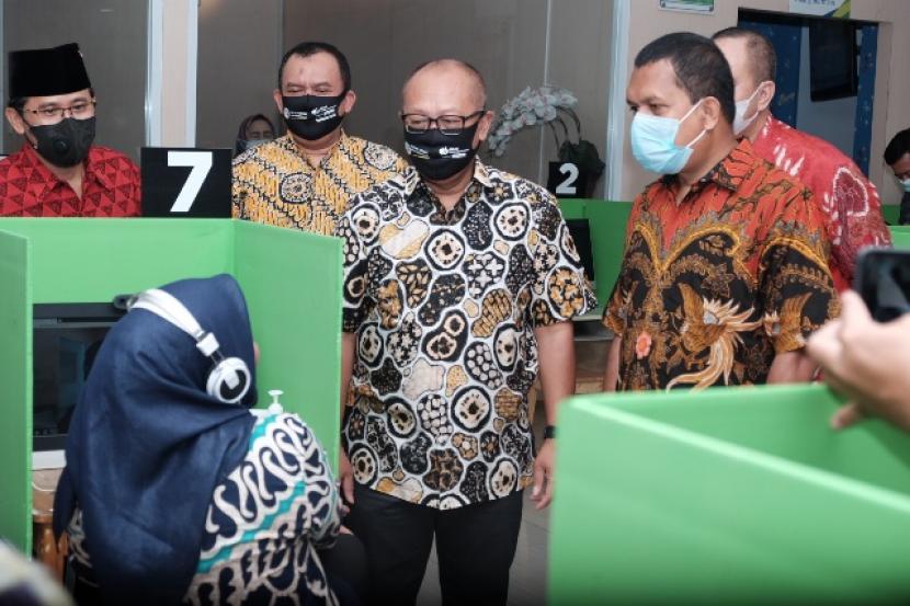  Dirut BP Jamsostek Agus Susanto (tengah) meninjau pelayanan di kantor Cabang BP Jamsostek Tangerang Cikokol, beberapa waktu lalu.