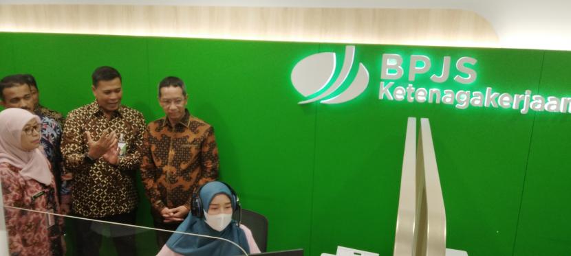 Dirut BP Jamsostek Anggoro Eko Cahyo saat menjelaskan pelayanan di Kantor BP Jamsostek Cabang Rawamangun kepada Pj Gubernur DKI Jakarta Heru Budi Hartono, Rabu (28/12/2022).