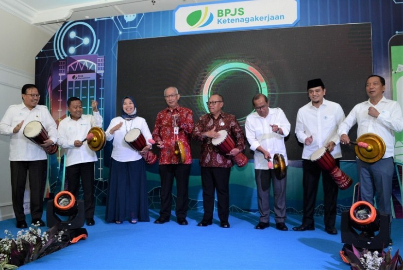 Dirut BPJSTK Agus Susanto (tengah menabuh gendang) bersama para anggota Dewan Pengawas meresmikan aplikasi Sidewas di Jakarta beberapa waktu lalu