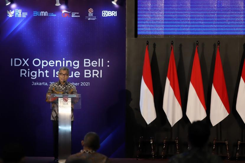 Dirut BRI Sunarso menghadiri seremoni opening bell atau pembukaan perdagangan Bursa Efek Indonesia dalam rangka right issue BRI di Mainhall Bursa Efek Indonesia (BEI), Jakarta, Rabu (29/9).