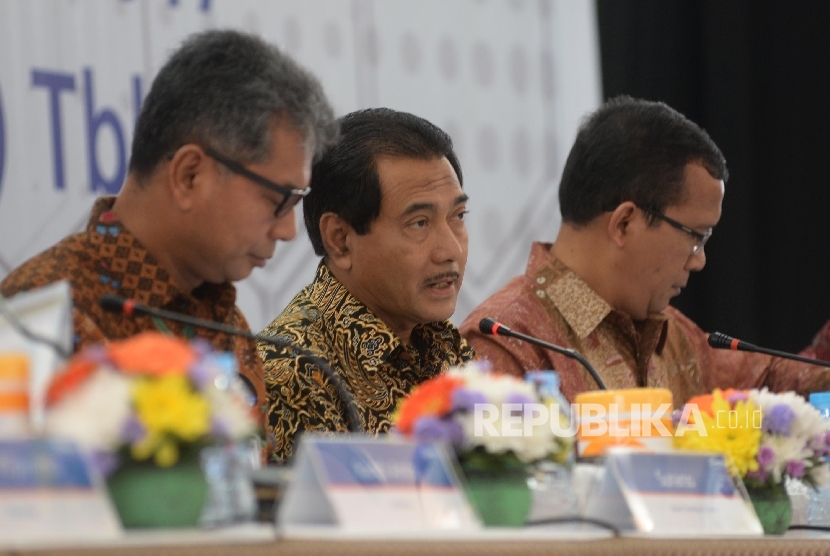 Dirut BRI Suprajarto (tengah), didampingi Wadirut BRI Sunarso (kiri), dan Direktur BRI Haru Koesmahargyo saat pemaparan kinerja keuangan kuartal I tahun 2017 di Jakarta, Kamis (20/4).