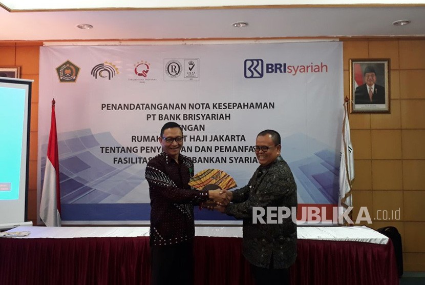 Dirut BRI Syariah Moch Hadi Santoso dan Dirut RS Haji Jakarta Syarief Hasan Luthfie didampingi Komisaris RS Haji Jakarta Syihabuddin Latief dalam penandatanganan kerja sama kedua pihak di Jakarta, Senin (2/4).