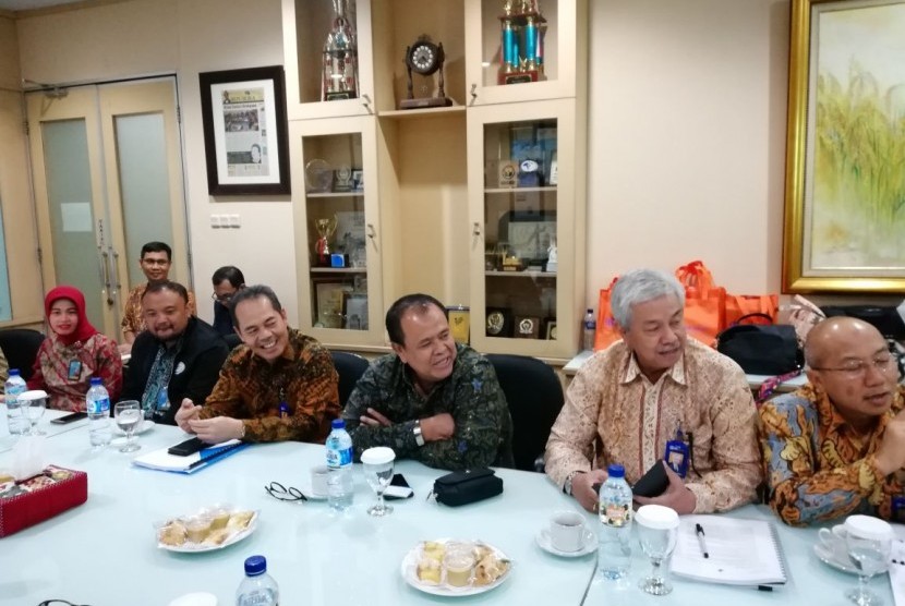 Dirut BRI Syariah Moch Hadi Santoso (ketiga kanan) beserta jajaran direksi saat bersilaturahim ke kantor Harian Republika pada Selasa (12/12).