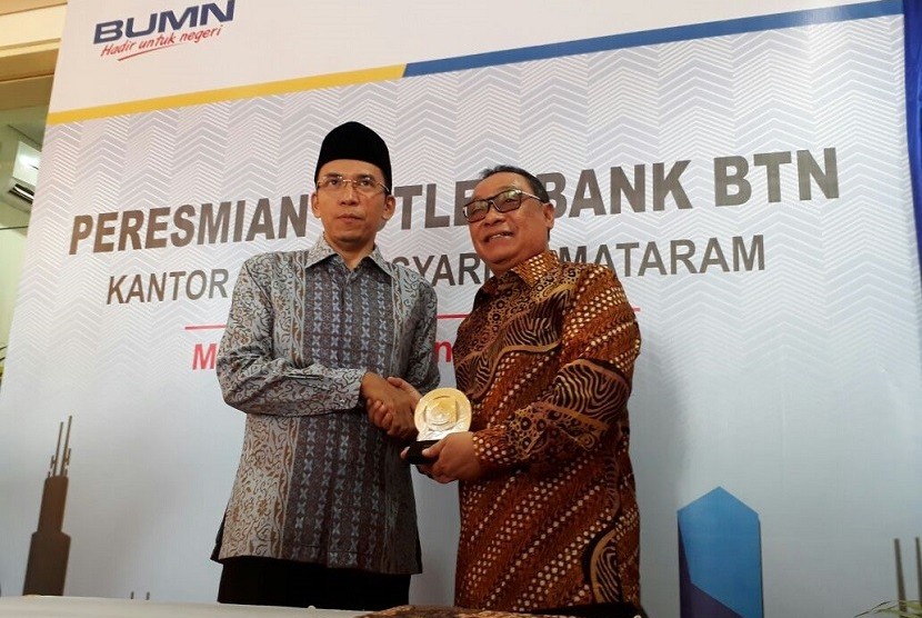 Dirut BTN Maryono (kanan) bersama Gubernur NTB TGH Muhammad Zainul Majdi meresmikan kantor Unit Syariah BTN di Mataram, NTB, Selasa (9/1).