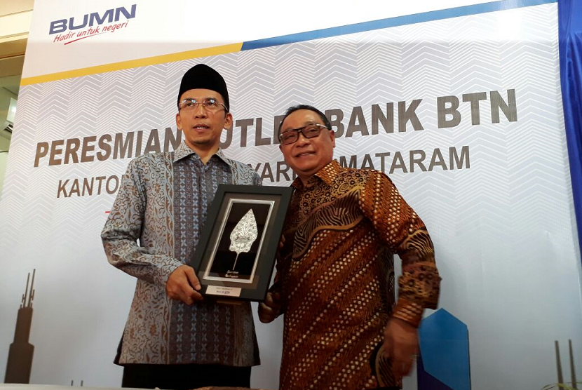 Dirut BTN Maryono (kanan) bersama Gubernur NTB TGH Muhammad Zainul Majdi meresmikan kantor Unit Syariah BTN di Mataram, NTB, Selasa (9/1).