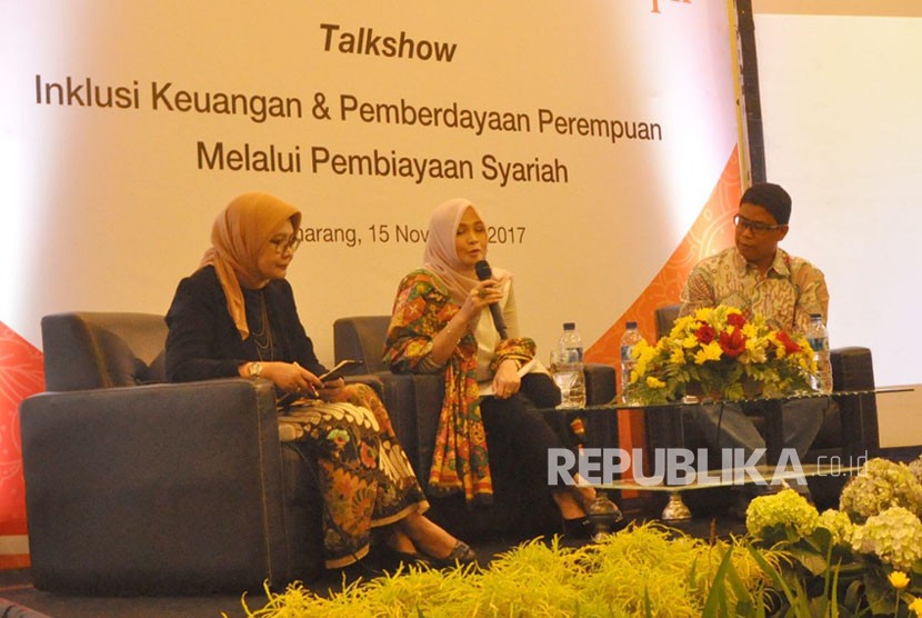Dirut BTPN Syariah, Ratih Rachmawaty menyampaikan materi dalam talkshow 'Inklusi Keuangan dan Pemberdayaan Perempuan melalui Pembiayaan Syariah' yang divelar BTPN Syariah bersama Republika di RM Rodjo, Semarang, Jawa Tengah, Rabu (15/11).